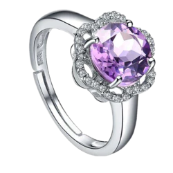 镶着紫色钻石的戒指